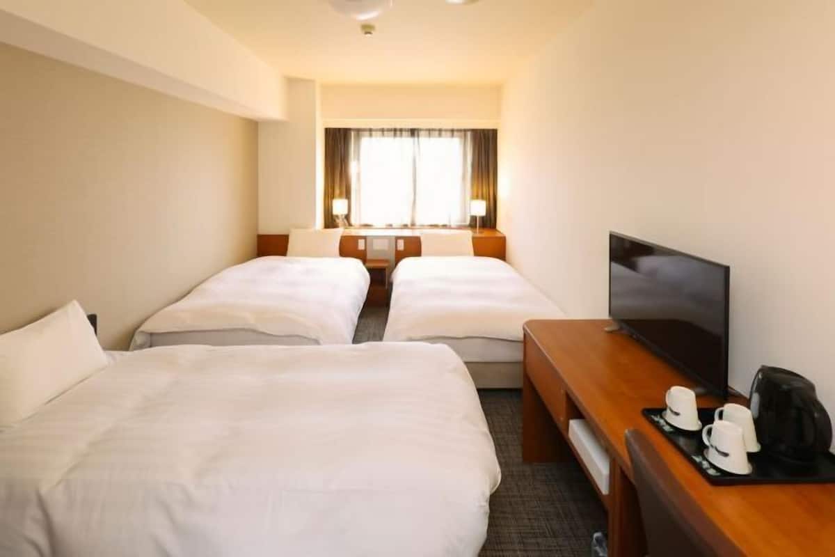 Tabla de planchar con plancha, wifi gratis y ropa de cama
