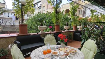 Desayuno a la carta diario (EUR 5 por persona)