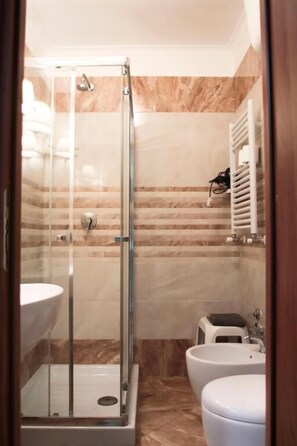 Single Room, Terrace | Bilik Mandi | Pancuran mandi, hulu semburan mandi hujan, pengering rambut, bidet 