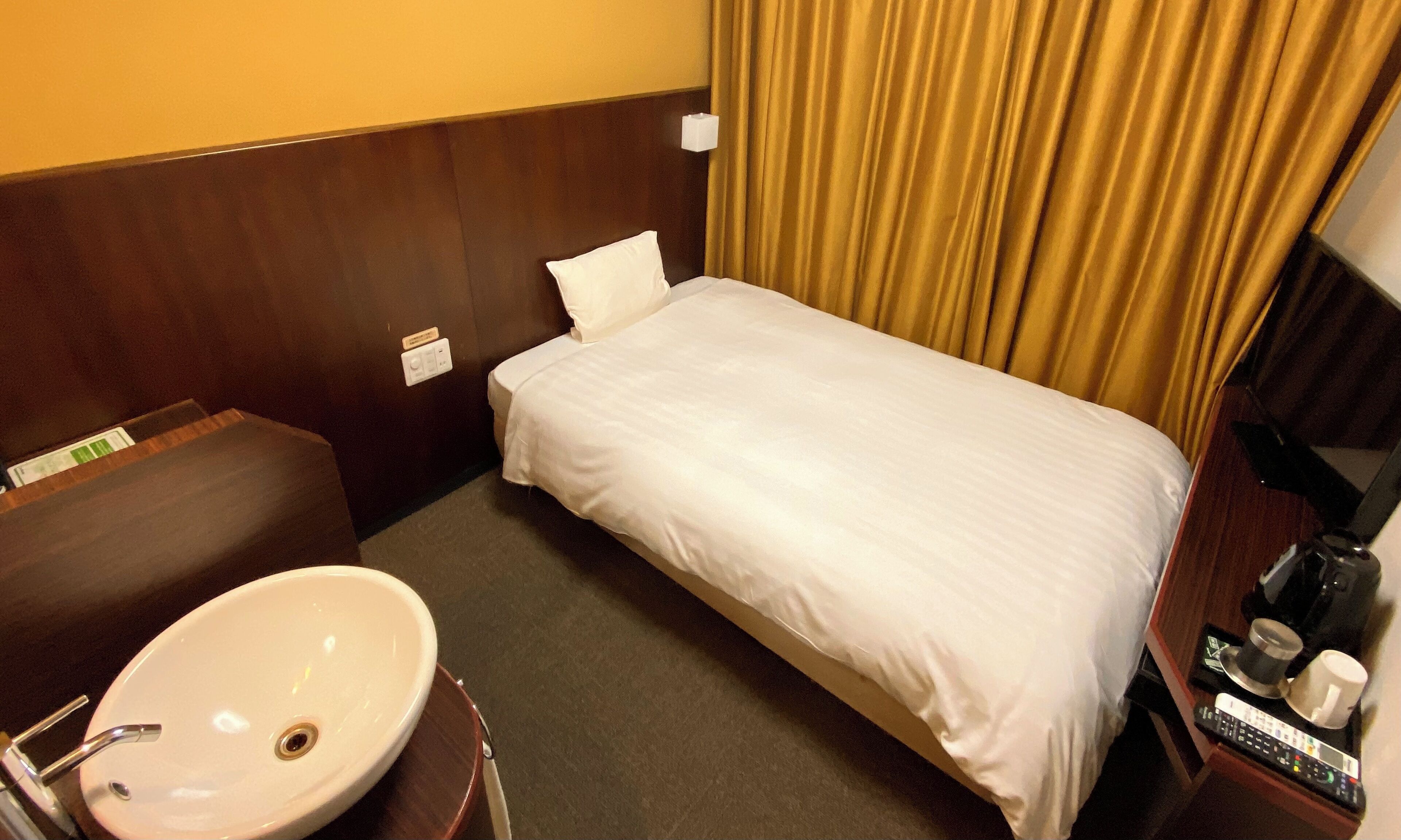 1 bedroom, down duvets, desk, blackout curtains