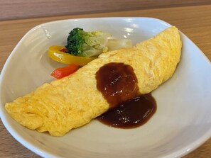 A plate with an omelette, broccoli, and bell peppers. - Dormy Inn Sendai Ekimae (Sendai)