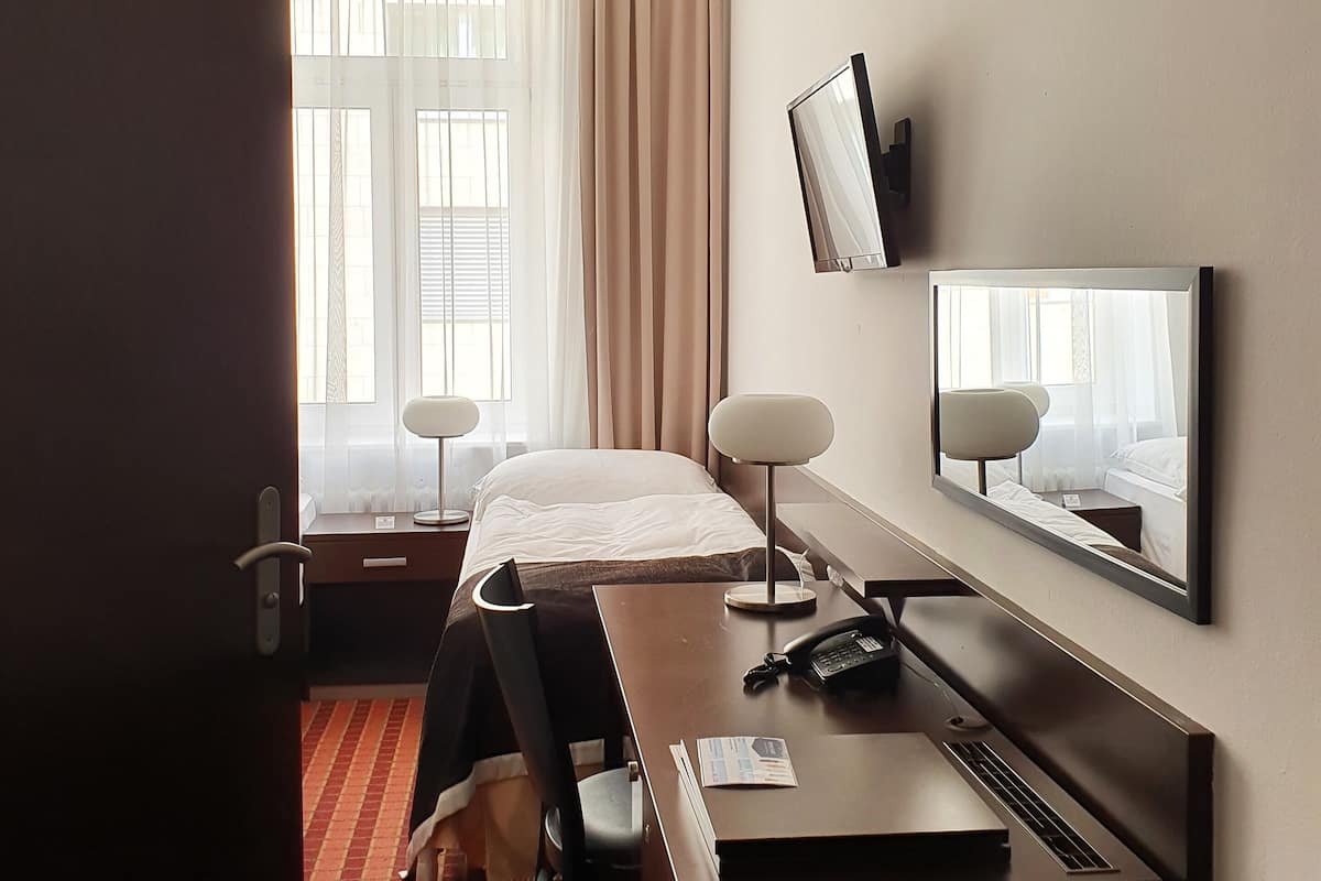 Single Room | Minibar, in-room safe, desk, iron/ironing board