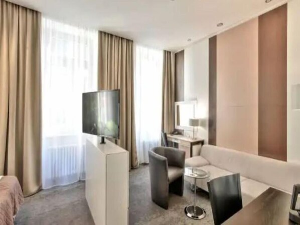 TV - Royal Plaza (Prague)