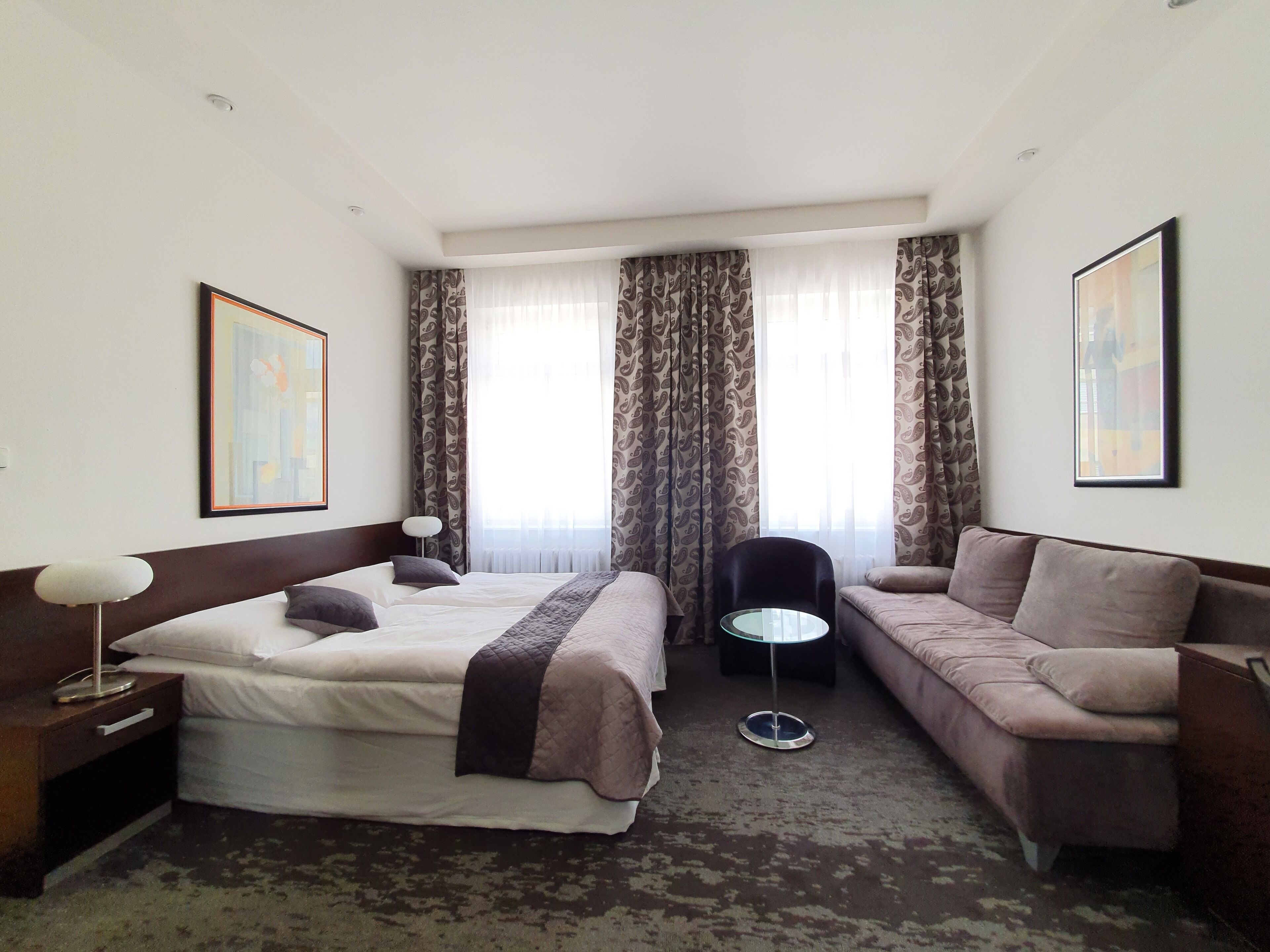 高級雙人房 | 迷你吧、房內夾萬、書桌、熨斗/熨衫板