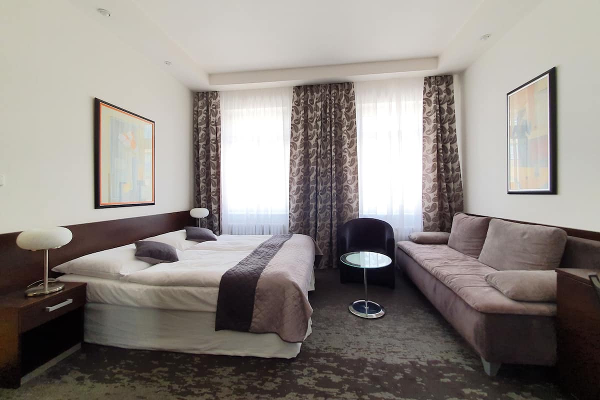 高级双人房 | 迷你吧、客房内保险箱、办公桌、熨斗/熨板