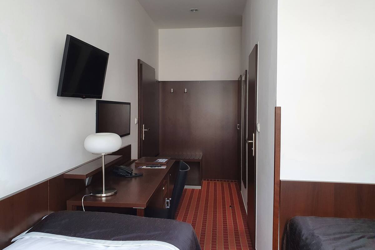 Minibar, caja de seguridad en la habitación y escritorio 
