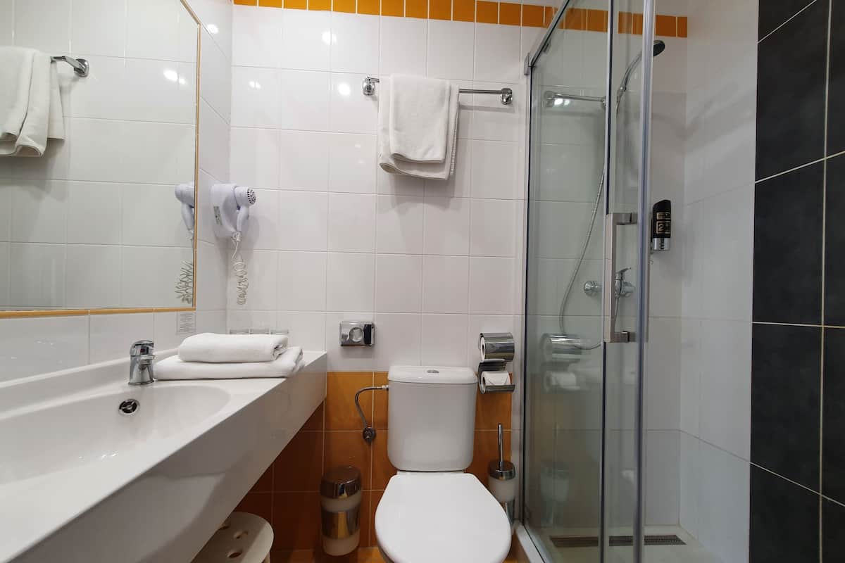 Standard Triple Room | Bathroom | Bathtub, hair dryer, towels