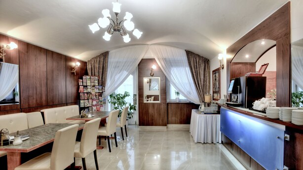 Free daily full breakfast - Royal Plaza (Prague)