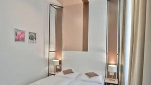 Minibar, in-room safe, desk, iron/ironing board (on request) - Royal Plaza (Prague)