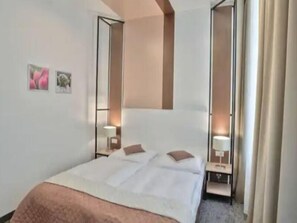 Minibar, coffres-forts dans les chambres, bureau