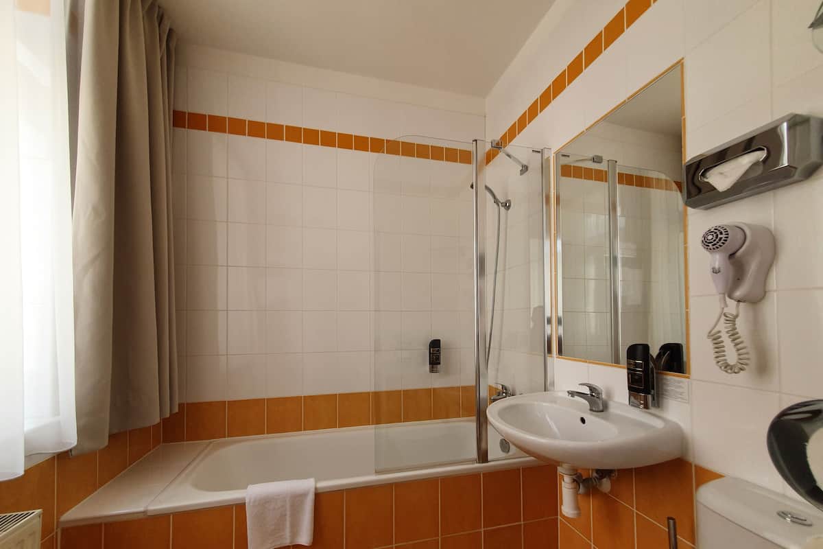 标准双人房或双床房 | 浴室 | 浴缸、吹风机、毛巾