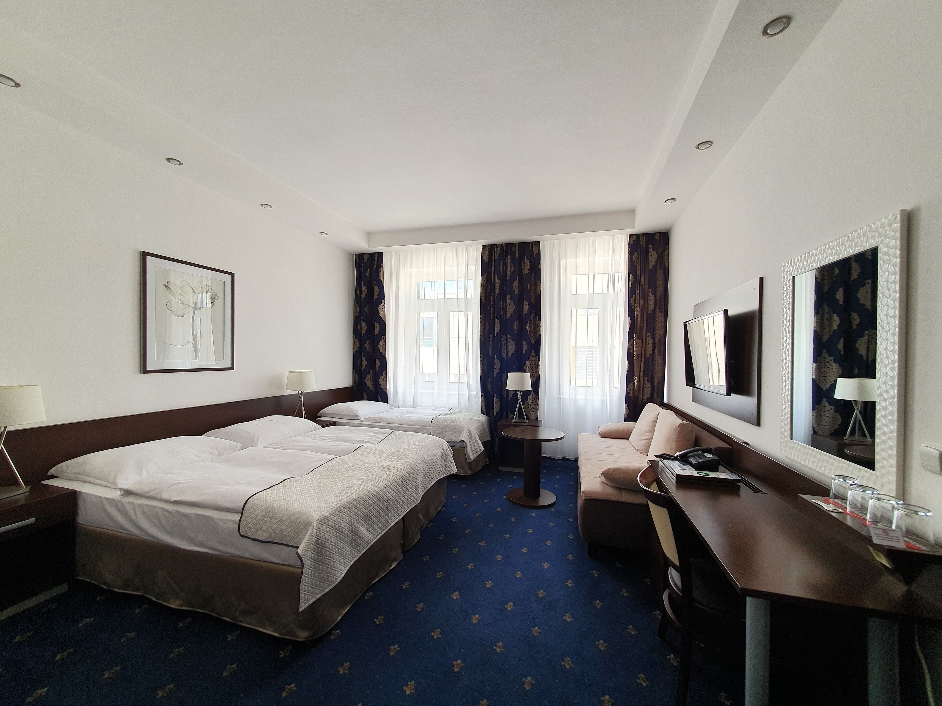 豪華三人房 | 迷你吧、房內夾萬、書桌、熨斗/熨衫板