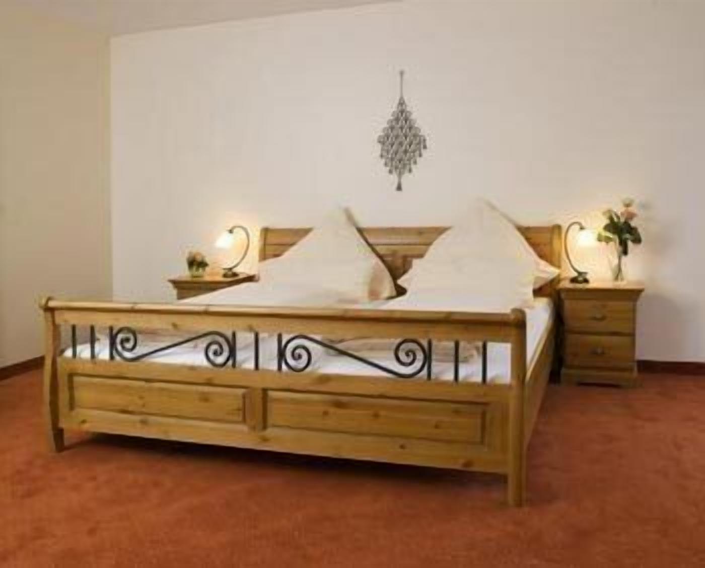 desk, free cots/infant beds, rollaway beds, free wifi