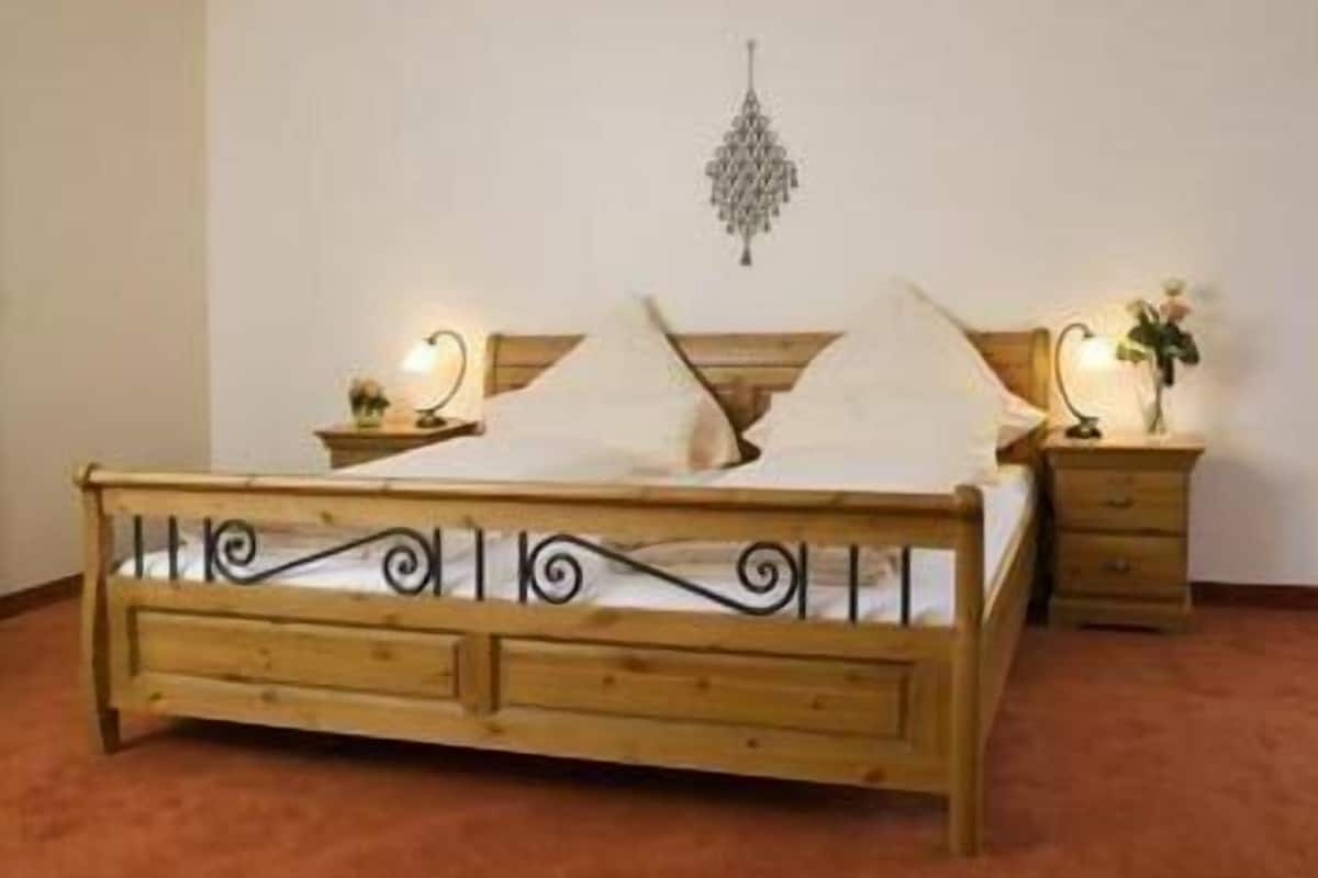 desk, free cots/infant beds, rollaway beds, free wifi