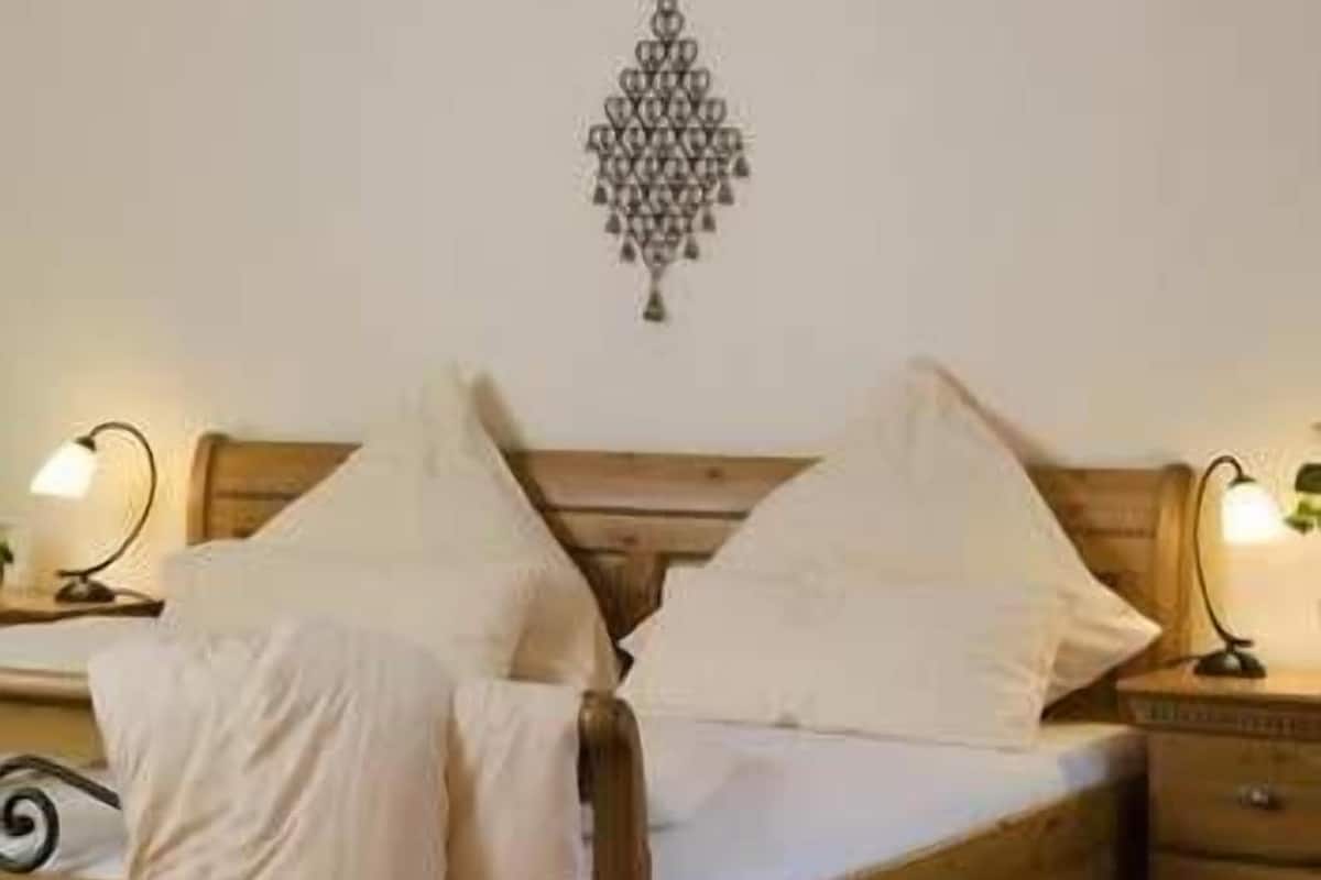 desk, free cots/infant beds, rollaway beds, free wifi