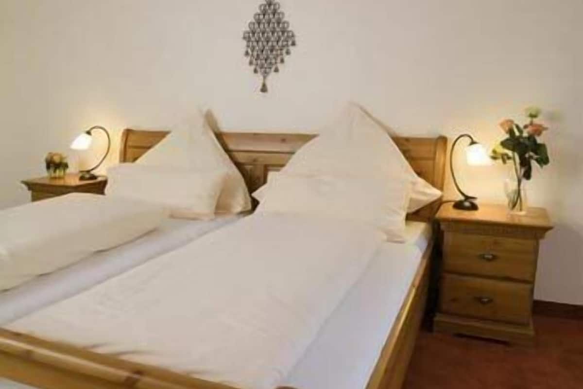 desk, free cots/infant beds, rollaway beds, free wifi