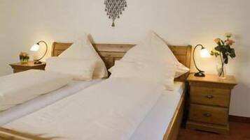 Escritorio, cunas gratuitas, camas extra y wifi gratis