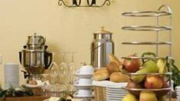 Desayuno buffet (EUR 6.50 por persona)