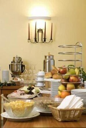 Desayuno buffet (EUR 6.50 por persona)