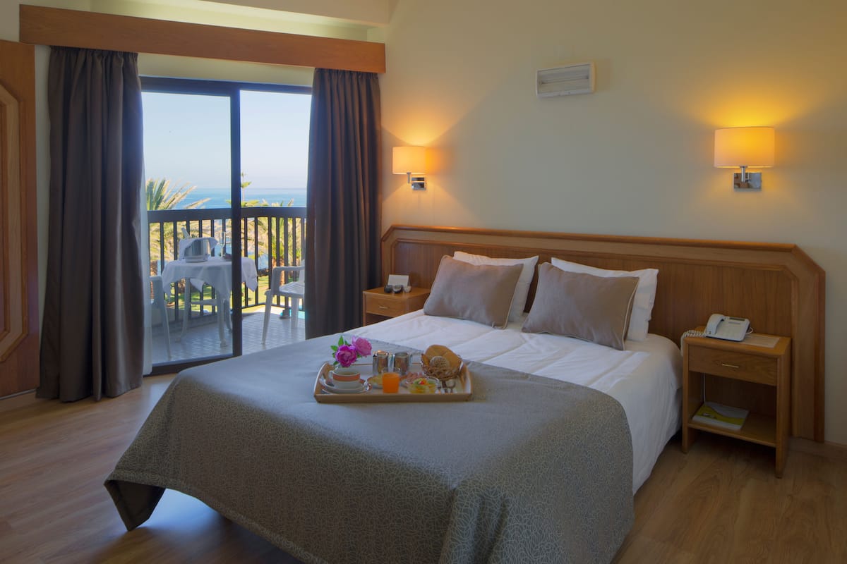 single room | in-room safe, desk, rollaway beds, free wifi