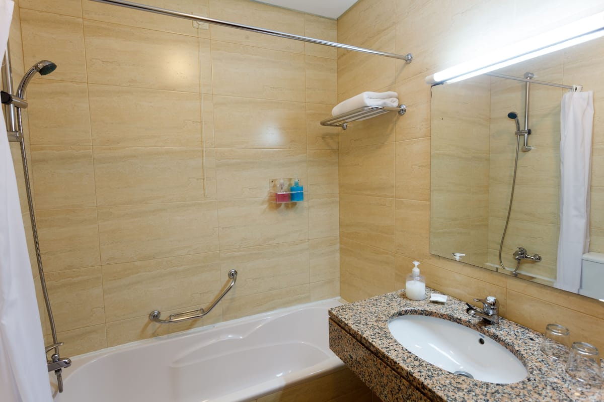 combined shower/bathtub, hair dryer, bidet, towels