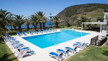 Piscine extérieure (ouverte en saison), parasols de plage