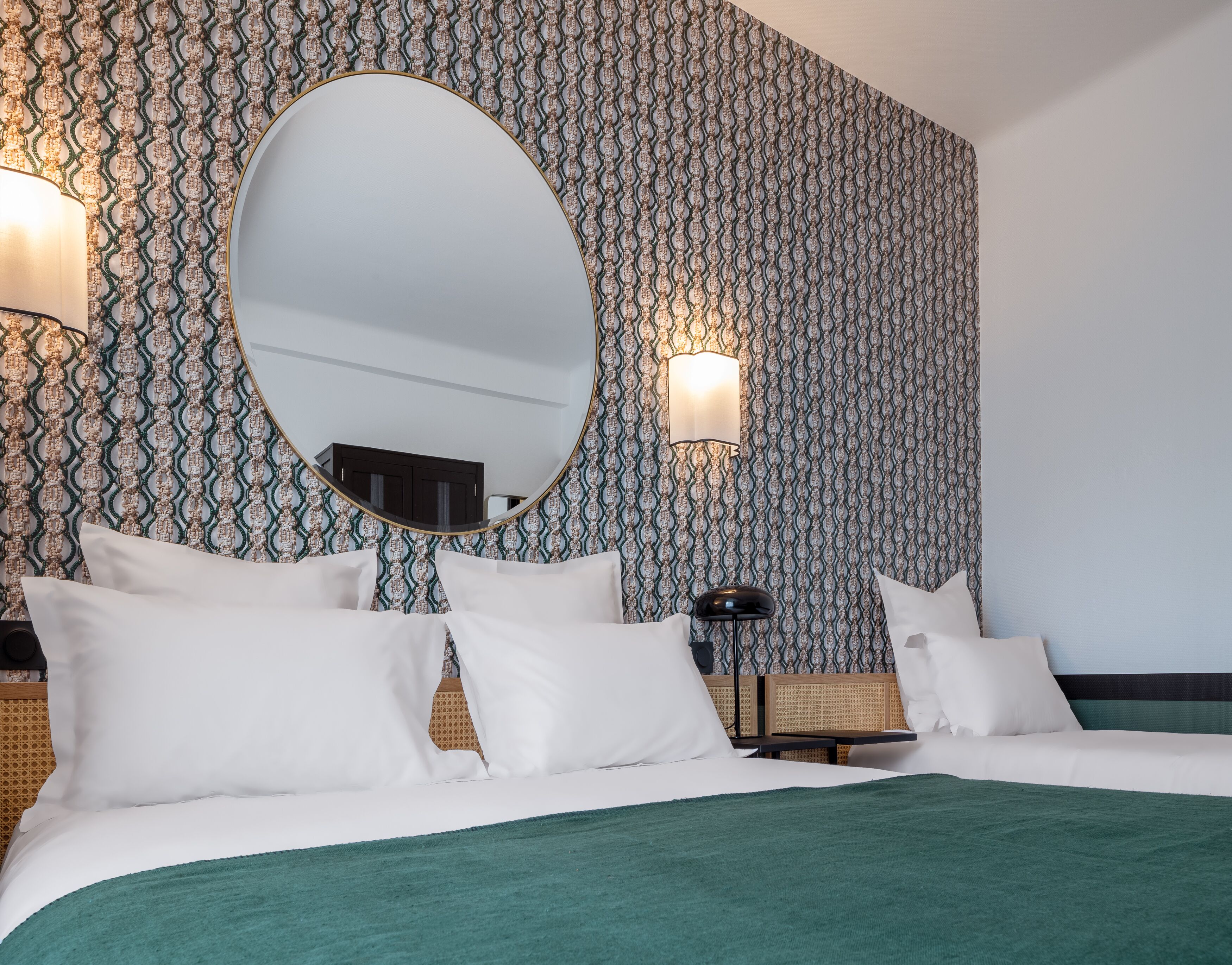 triple room | desk, soundproofing, free wifi, bed sheets