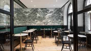Kontinental morgenmad hver dag (13 EUR pr. person)