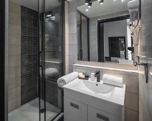 Small Cosy | Bathroom - Hotel Bristol Union (Saint-Malo)