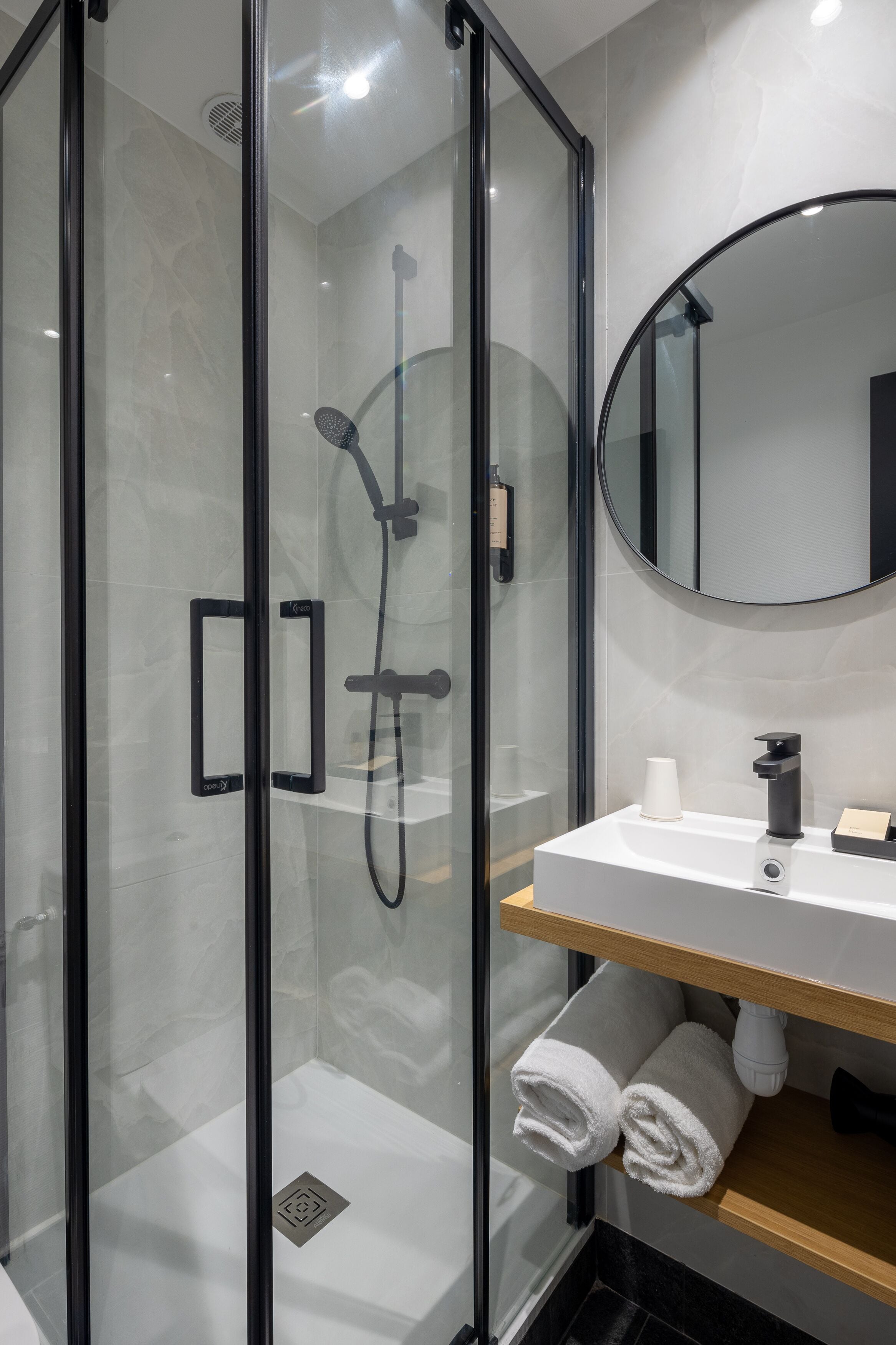 cosy single | bathroom | hair dryer, towels