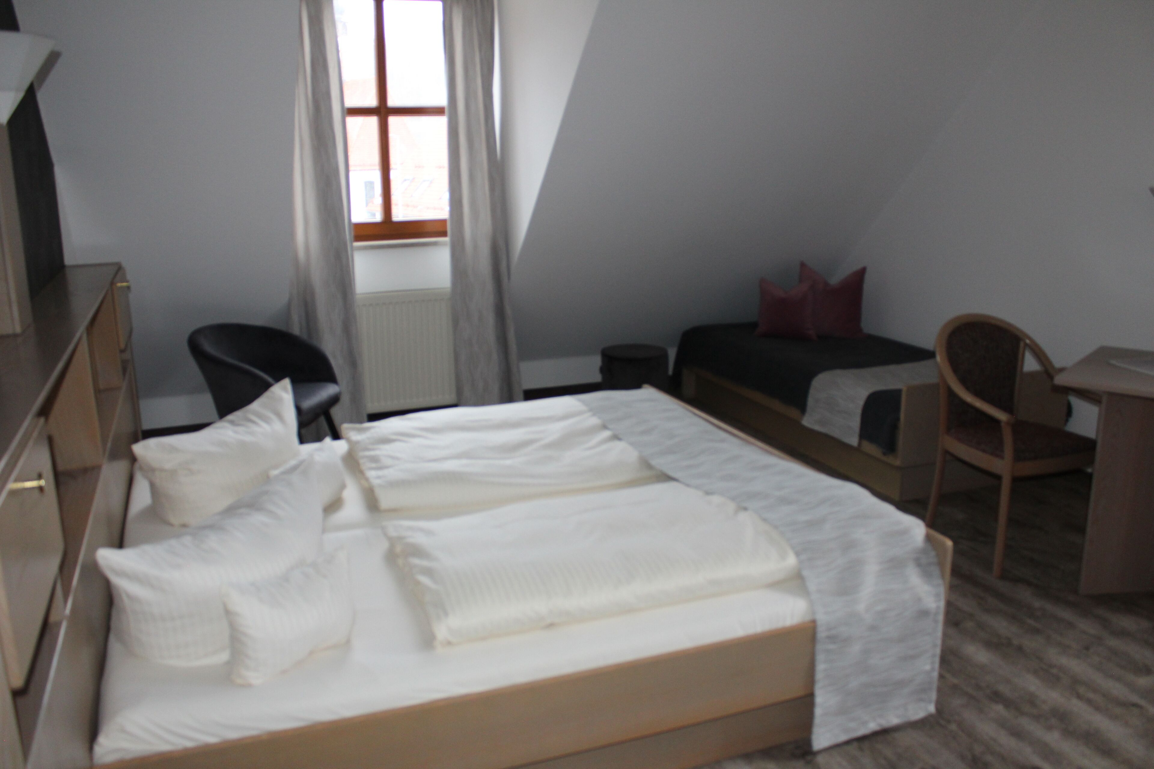 triple room | living area | flat-screen tv