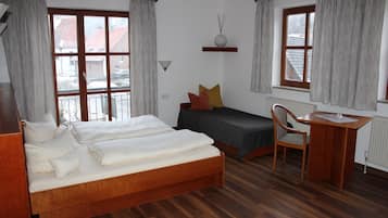 Dreibettzimmer | Allergikerbettwaren, Schreibtisch, kostenlose Babybetten, Zustellbetten