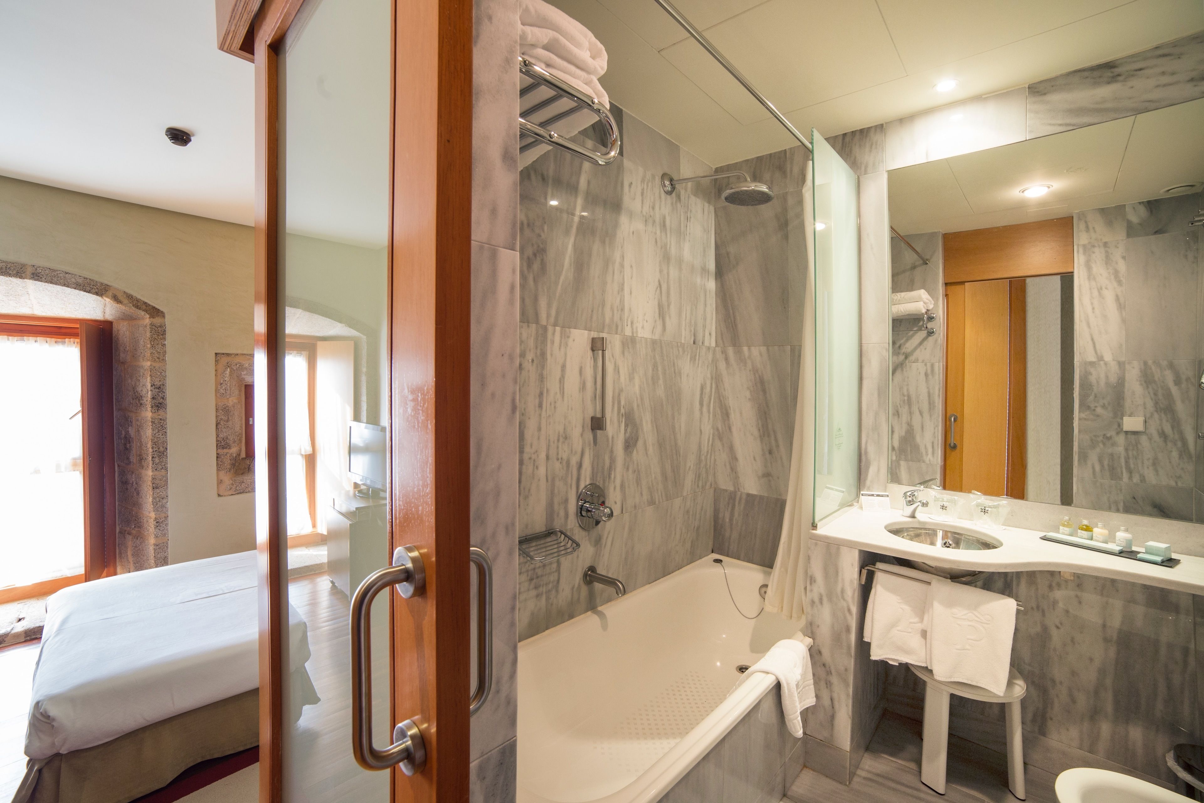 combined shower/bathtub, deep-soaking bathtub, free toiletries