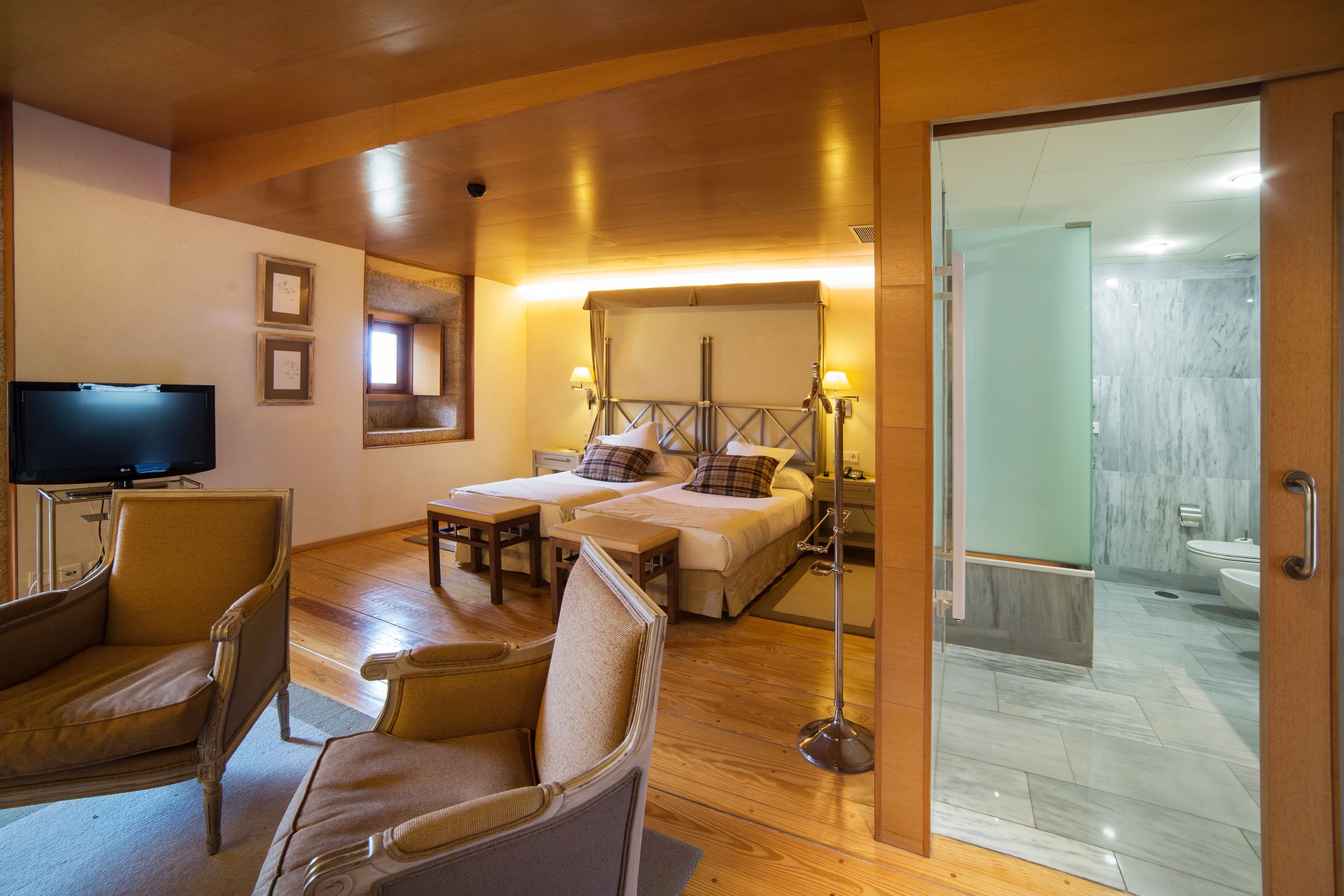 Een minibar, een kluis op de kamer, een bureau, geluiddichte muren