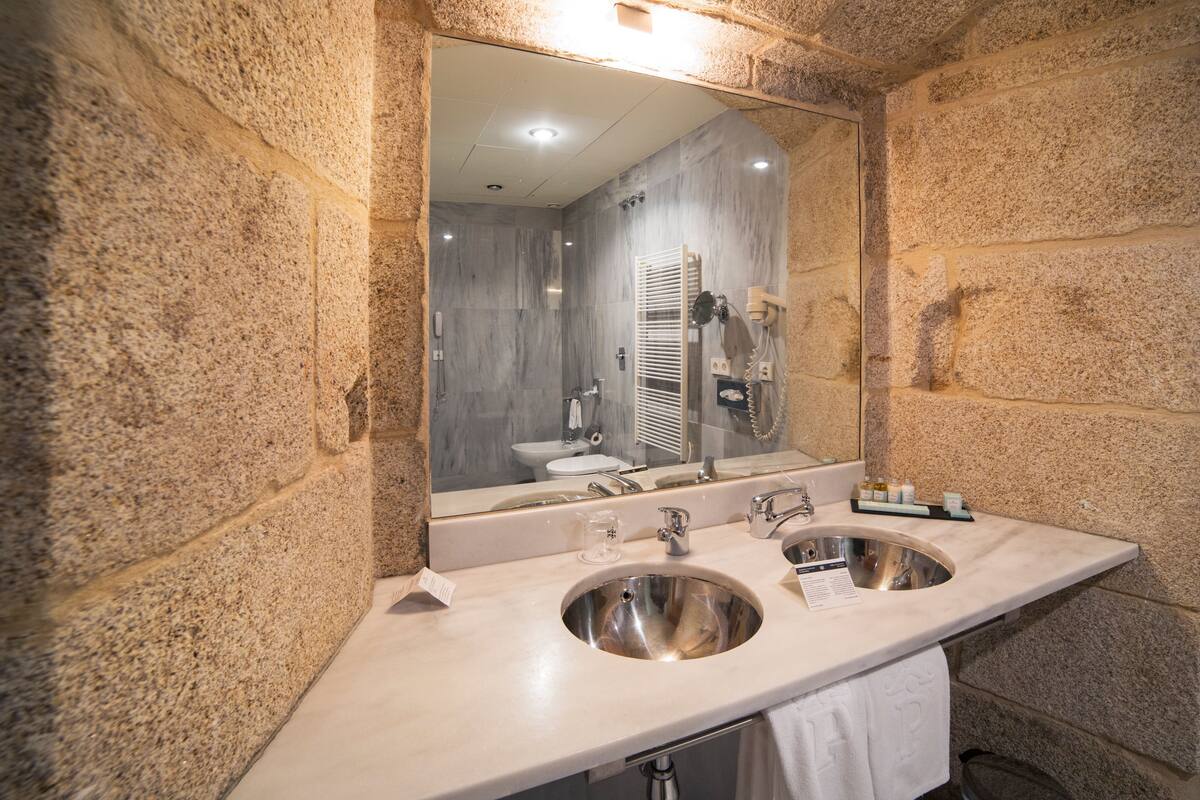 combined shower/bathtub, deep-soaking bathtub, free toiletries