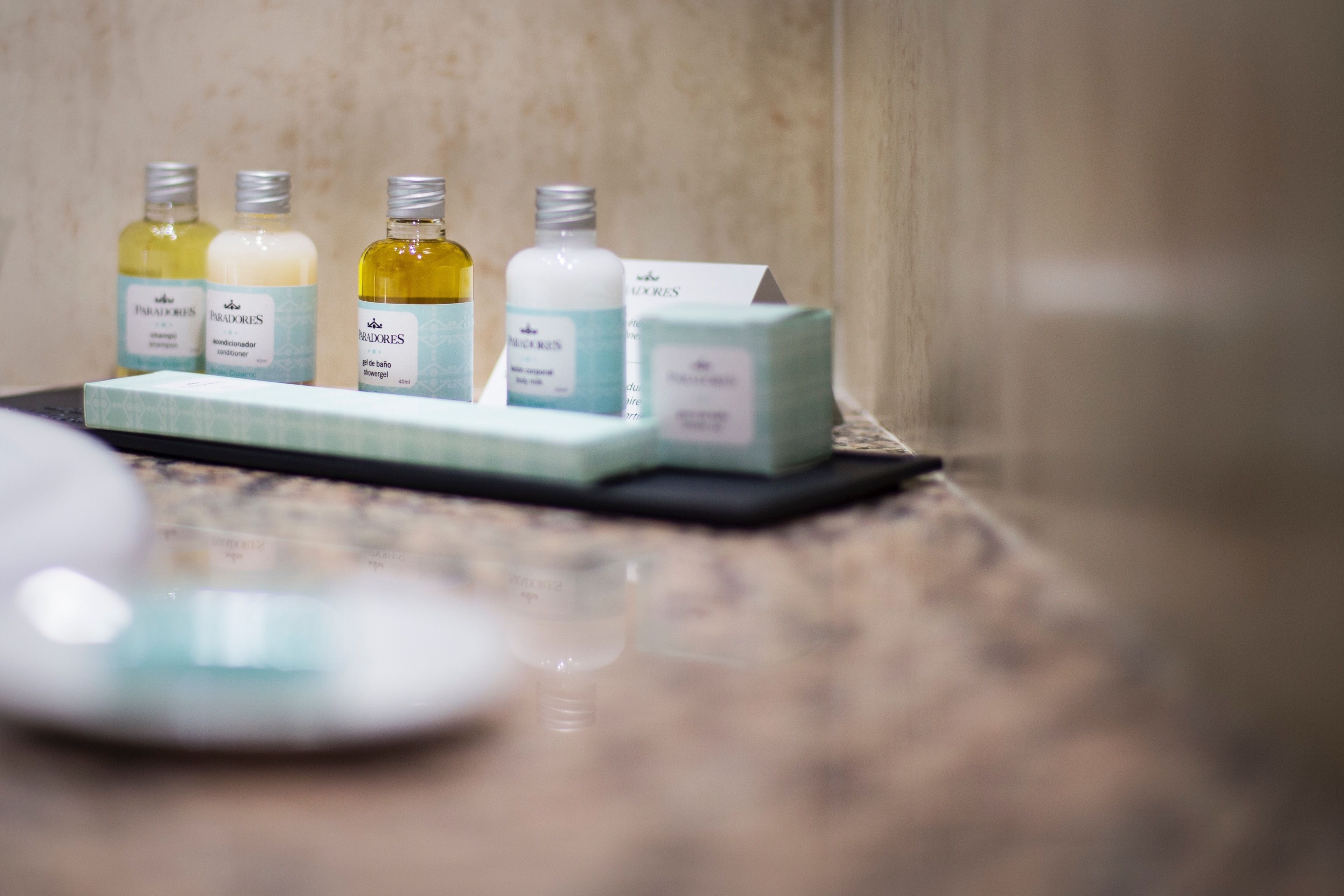 combined shower/bathtub, deep-soaking bathtub, free toiletries