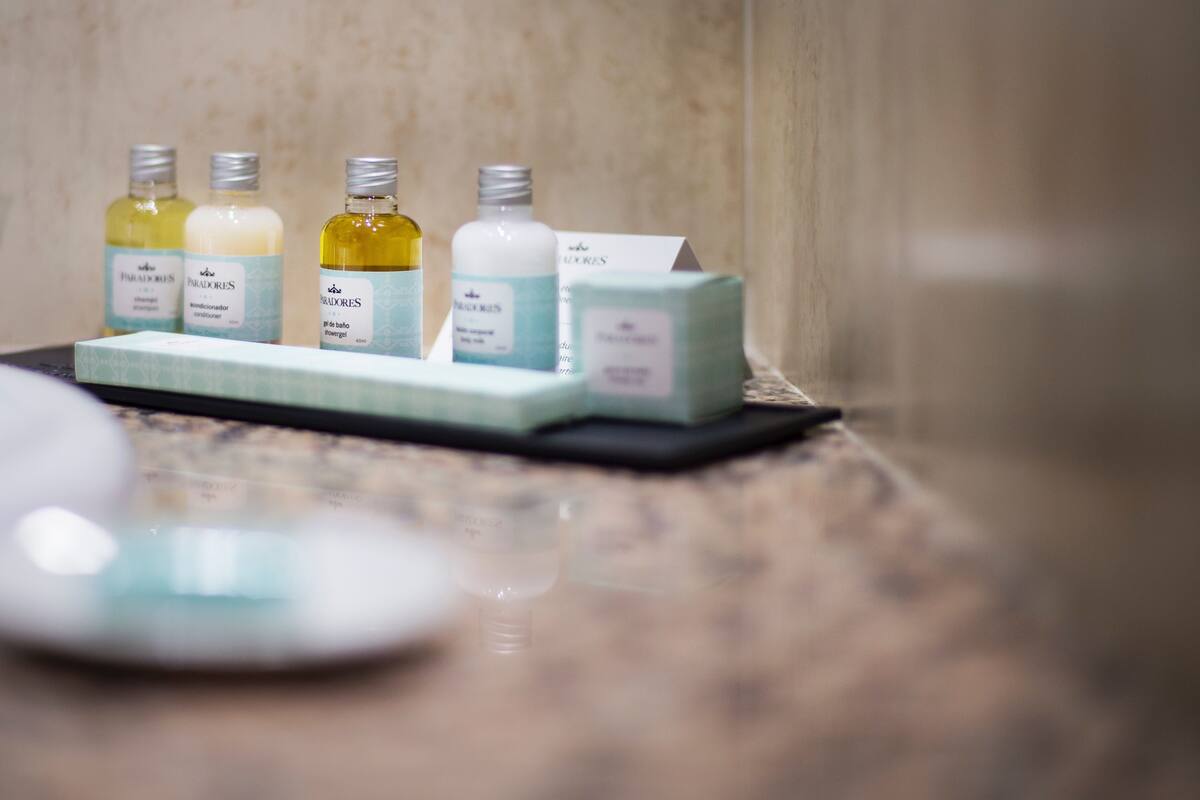 combined shower/bathtub, deep-soaking bathtub, free toiletries