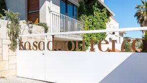 A white gate with the words "KASADONTERO" in large letters. - Boutique Hotel Casa do Outeiro - Arts & Crafts (Batalha)