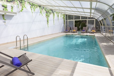 Una piscina techada, una piscina al aire libre de temporada, sombrillas. Boutique Hotel Casa do Outeiro - Arts & Crafts