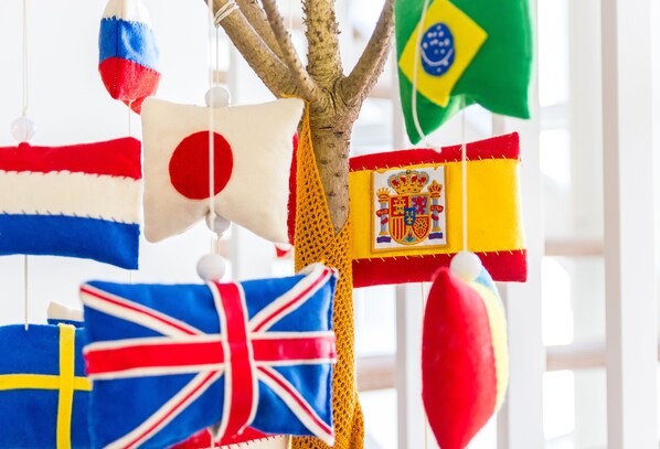 Un árbol decorado con varias banderas nacionales y un peluche.