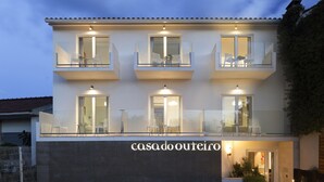 A modern two-story building with balconies, glass railings, and a sign reading "casadoouteiro". - Boutique Hotel Casa do Outeiro - Arts & Crafts (Batalha)