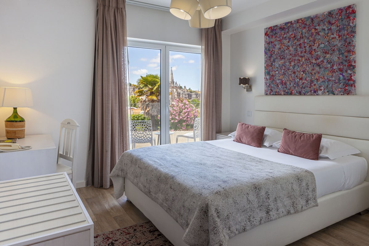 Chambre Double, balcon (Monastery View) | Minibar, décoration personnalisée, bureau