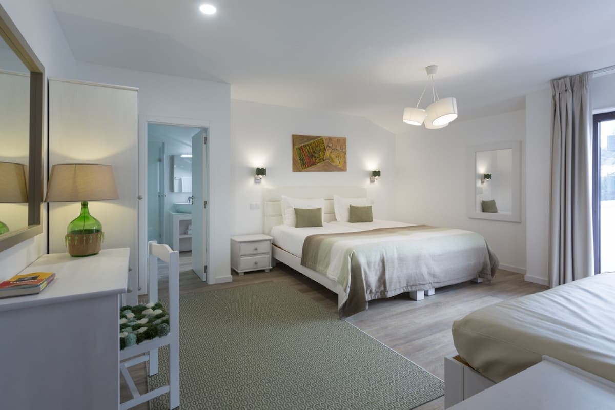 standard triple room, balcony | 1 bedroom, minibar, individually decorated, desk