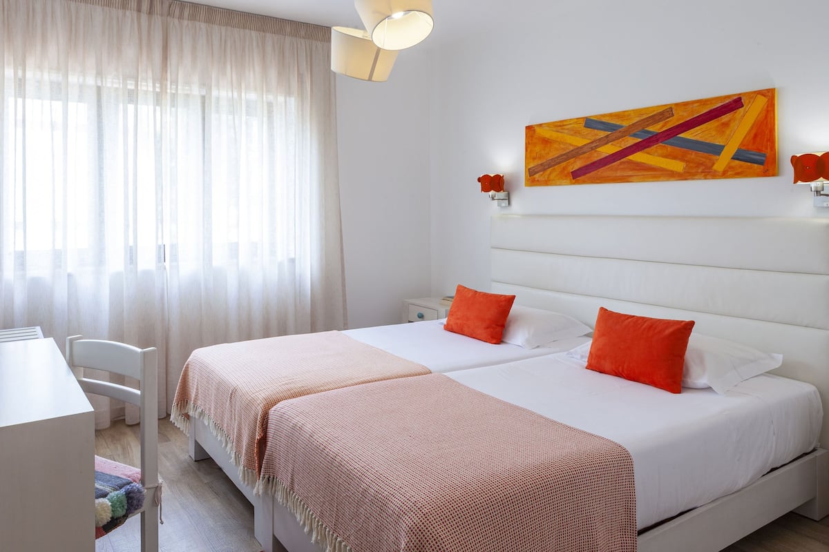 Chambre Économique Double ou avec lits jumeaux | Minibar, décoration personnalisée, bureau