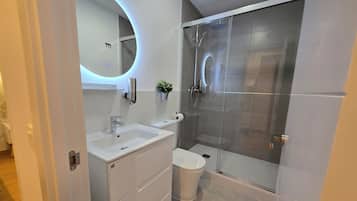Studio | Bathroom | Hair dryer, towels