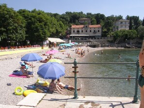 Sulla spiaggia, sabbia bianca, lettini da mare, ombrelloni