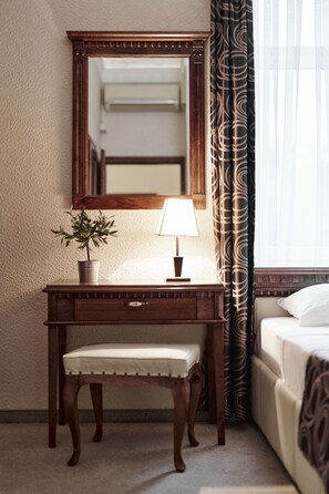 In-room safe, desk, free WiFi, bed sheets - Hotel Villa Schubert (Opatija)