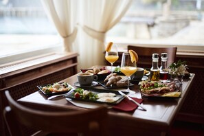 Tägliches Frühstücksbuffet gegen Gebühr