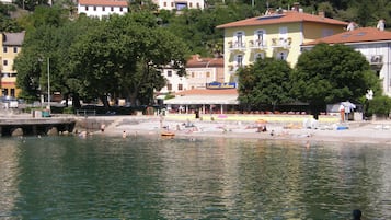 Sulla spiaggia, sabbia bianca, lettini da mare, ombrelloni