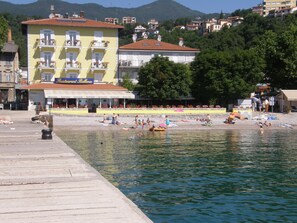 On the beach, white sand, sun-loungers, beach umbrellas - Hotel Villa Schubert (Opatija)